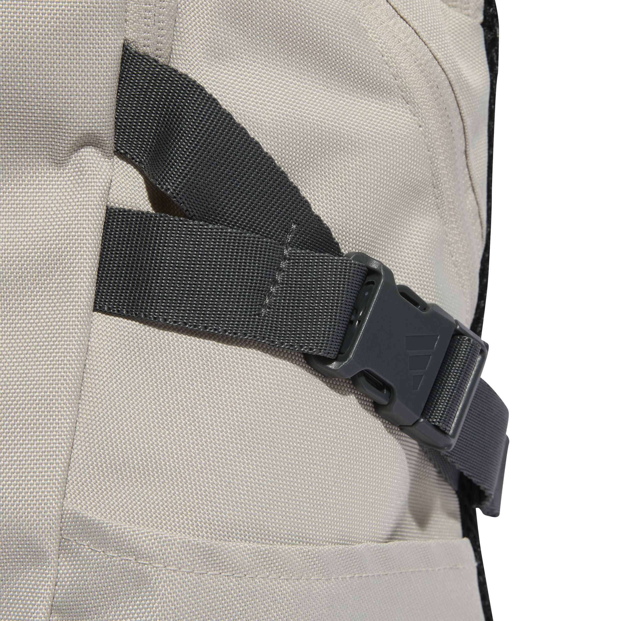 Detalhe do cinto de ajuste da mochila Adidas bege com fivela preta